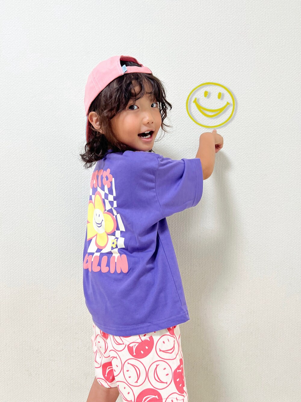 パープル系のTシャツ/カットソー、ピンク系のその他パンツ、ピンク系のスニーカーを着用したキッズの夏コーディネートの2枚目の写真