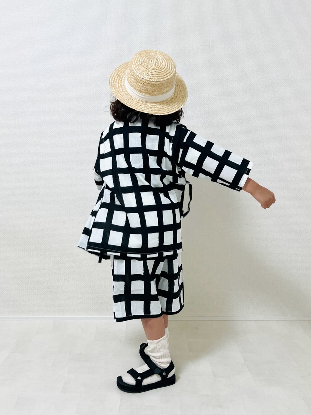 ブラック系のTシャツ/カットソー、ブラック系の浴衣、オレンジ系のソックス/靴下を着用したキッズの夏コーディネートの3枚目の写真