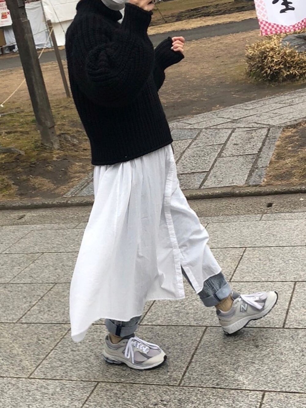 ブラック系のトートバッグ、グレー系のスニーカーを着用したレディースの冬コーディネートの3枚目の写真