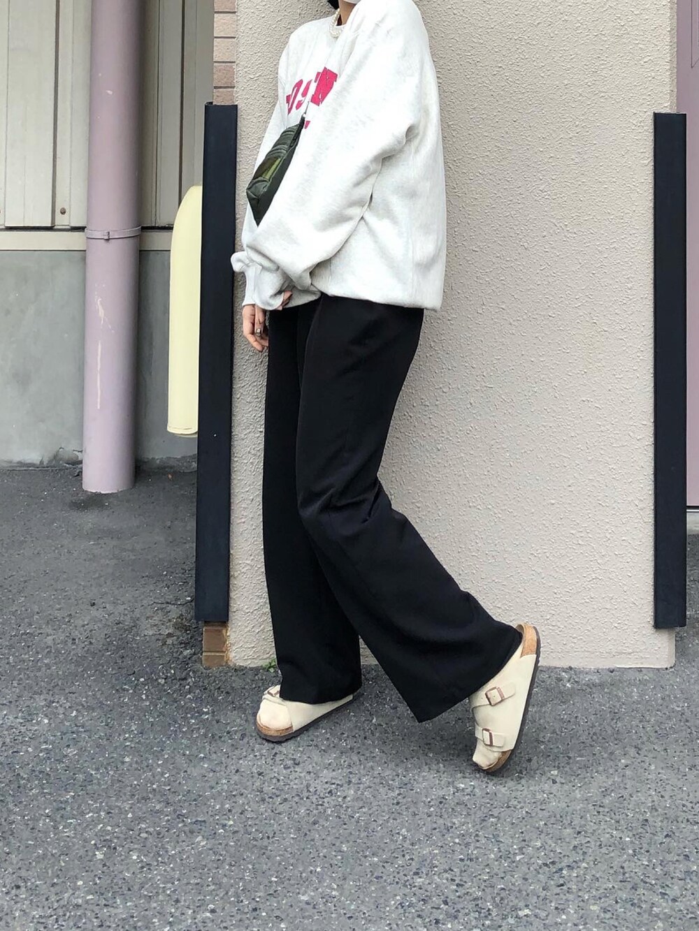 ベージュ系のサンダル、ホワイト系のスウェット、グリーン系のショルダーバッグを着用したレディースの春コーディネートの2枚目の写真