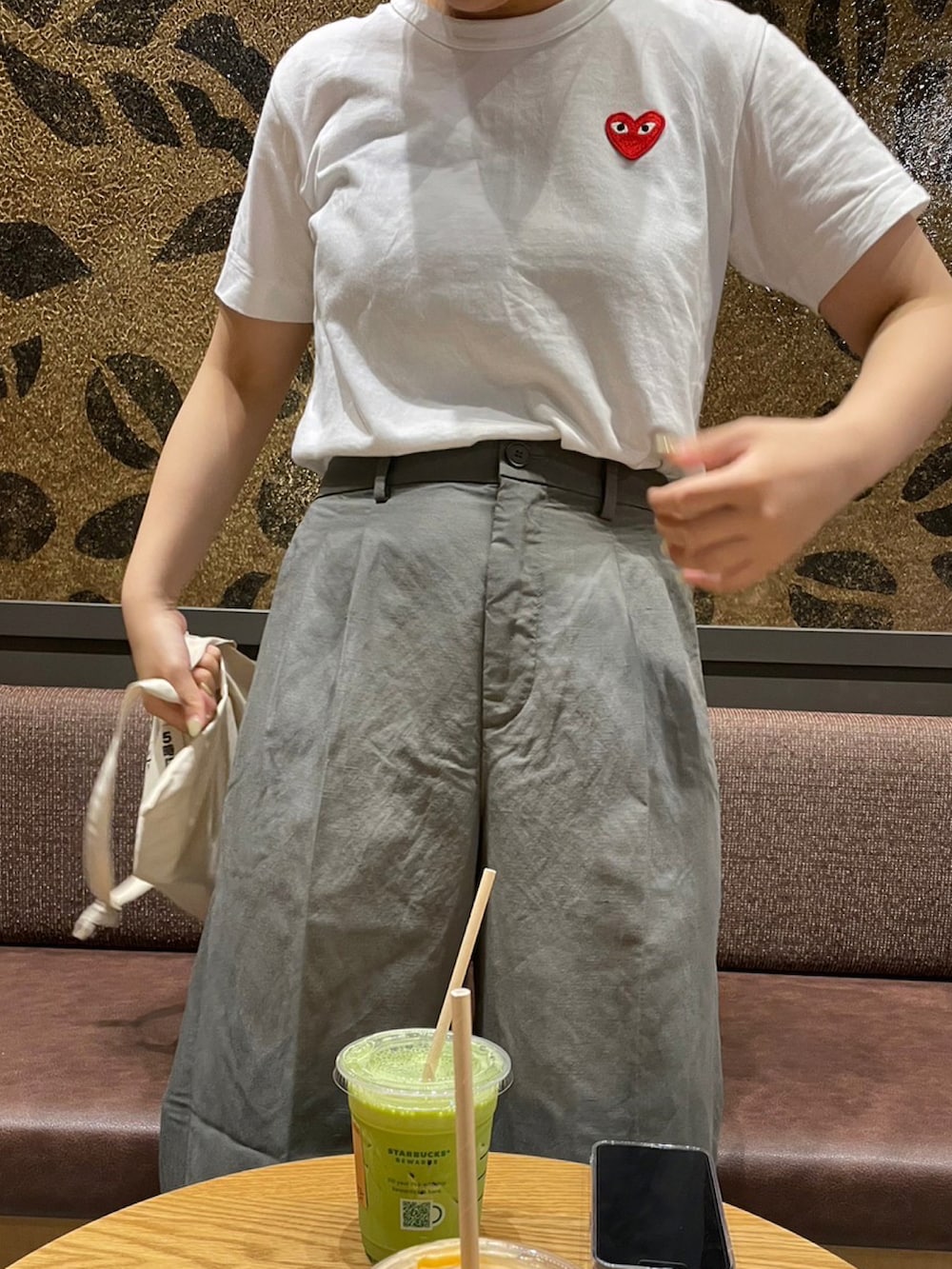 ホワイト系のTシャツ/カットソー、その他のバッグを着用したレディースの夏コーディネートの3枚目の写真