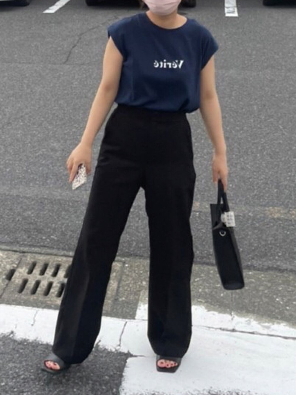 ブラック系のショルダーバッグを着用したレディースの夏コーディネートの2枚目の写真