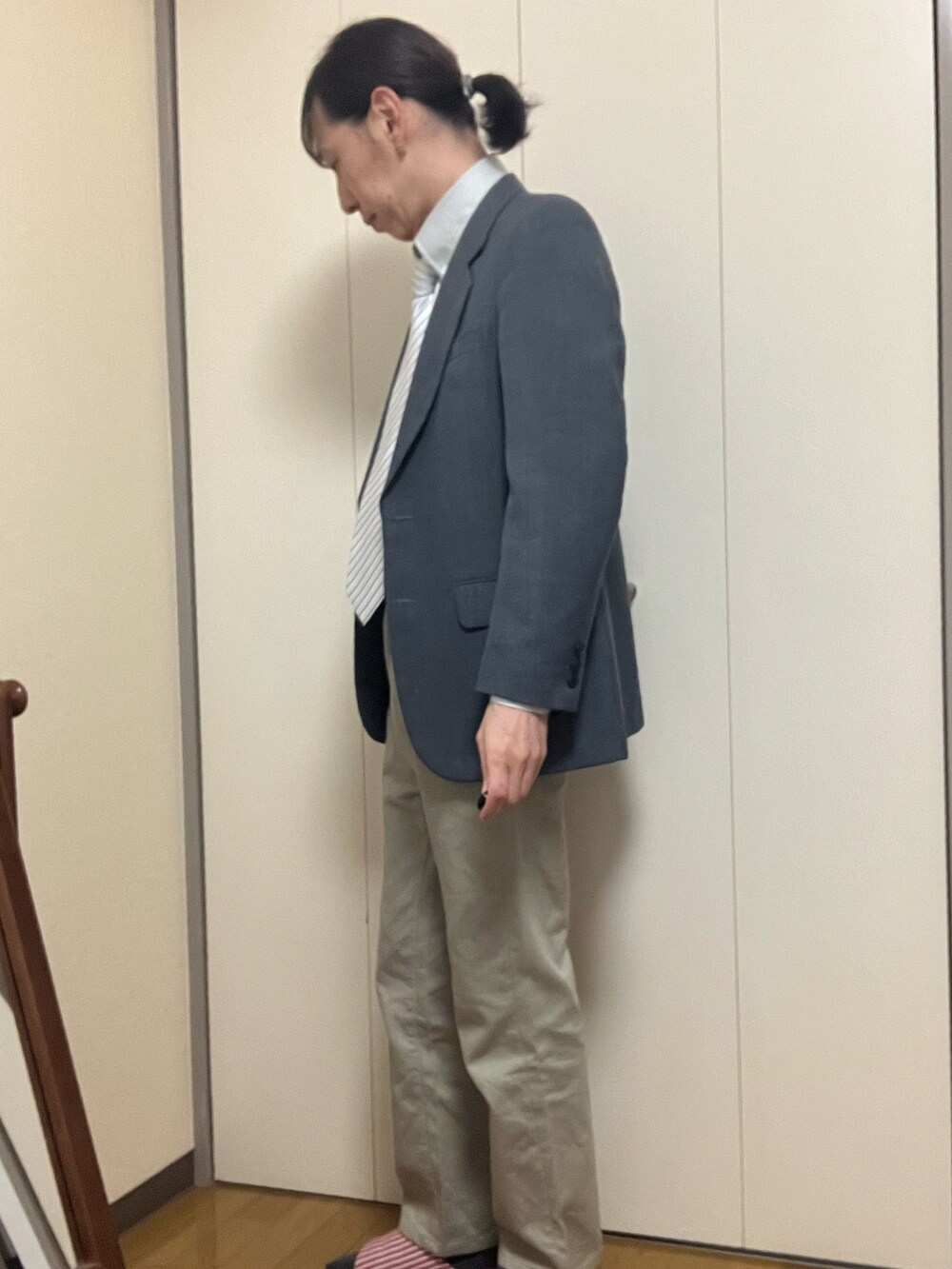 「不明のアイテム（テーラードジャケット、グレー系）」を使った、香(kou)さん（メンズ・169cm）の春コーディネートの2枚目の写真