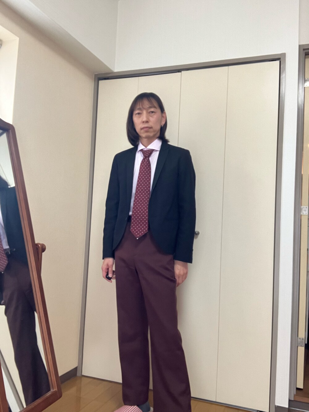「中古レディースのアイテム（スラックス、ブラウン系）」を使った、香(kou)さん（メンズ・169cm）の春コーディネートの2枚目の写真