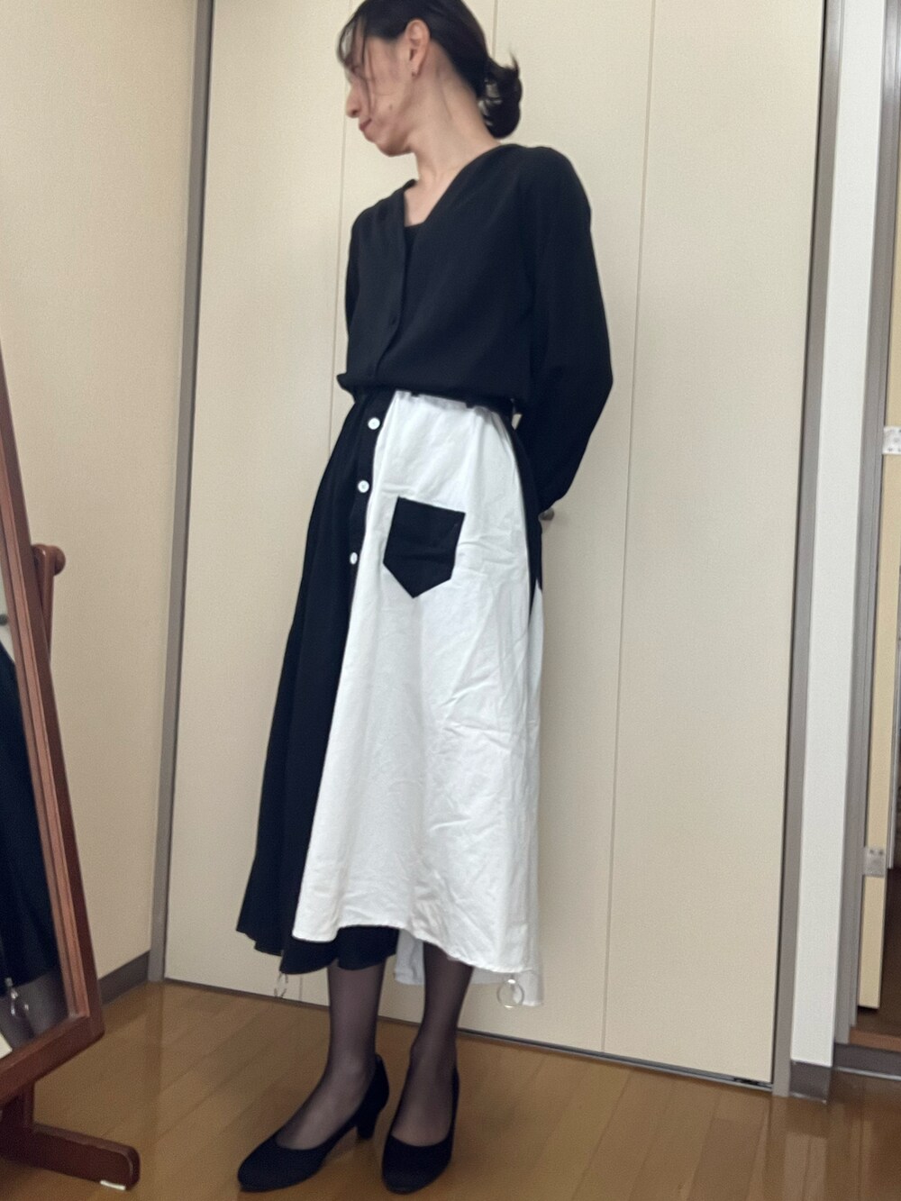 「ジェンダーレス、モノトーン、スカート」｜「OPAQUE.CLIPのアイテム（シャツ/ブラウス、ブラック系）」を使った、香(kou)さん（メンズ・169cm）の夏コーディネートの2枚目の写真