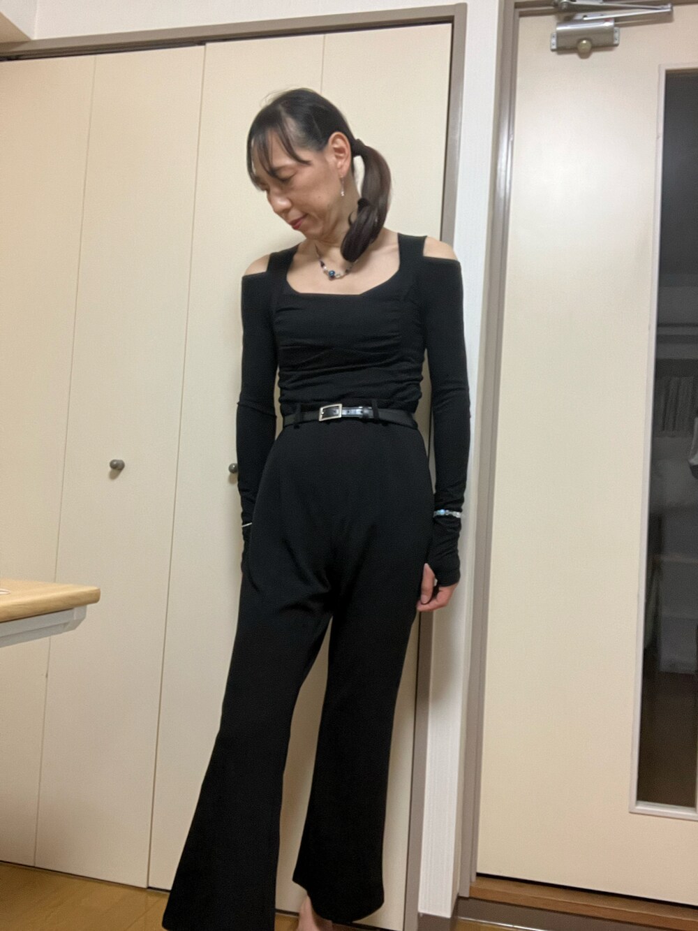 「GUのアイテム（パンツ、ブラック系）」を使った、香(kou)さん（メンズ・170cm）の春コーディネートの4枚目の写真