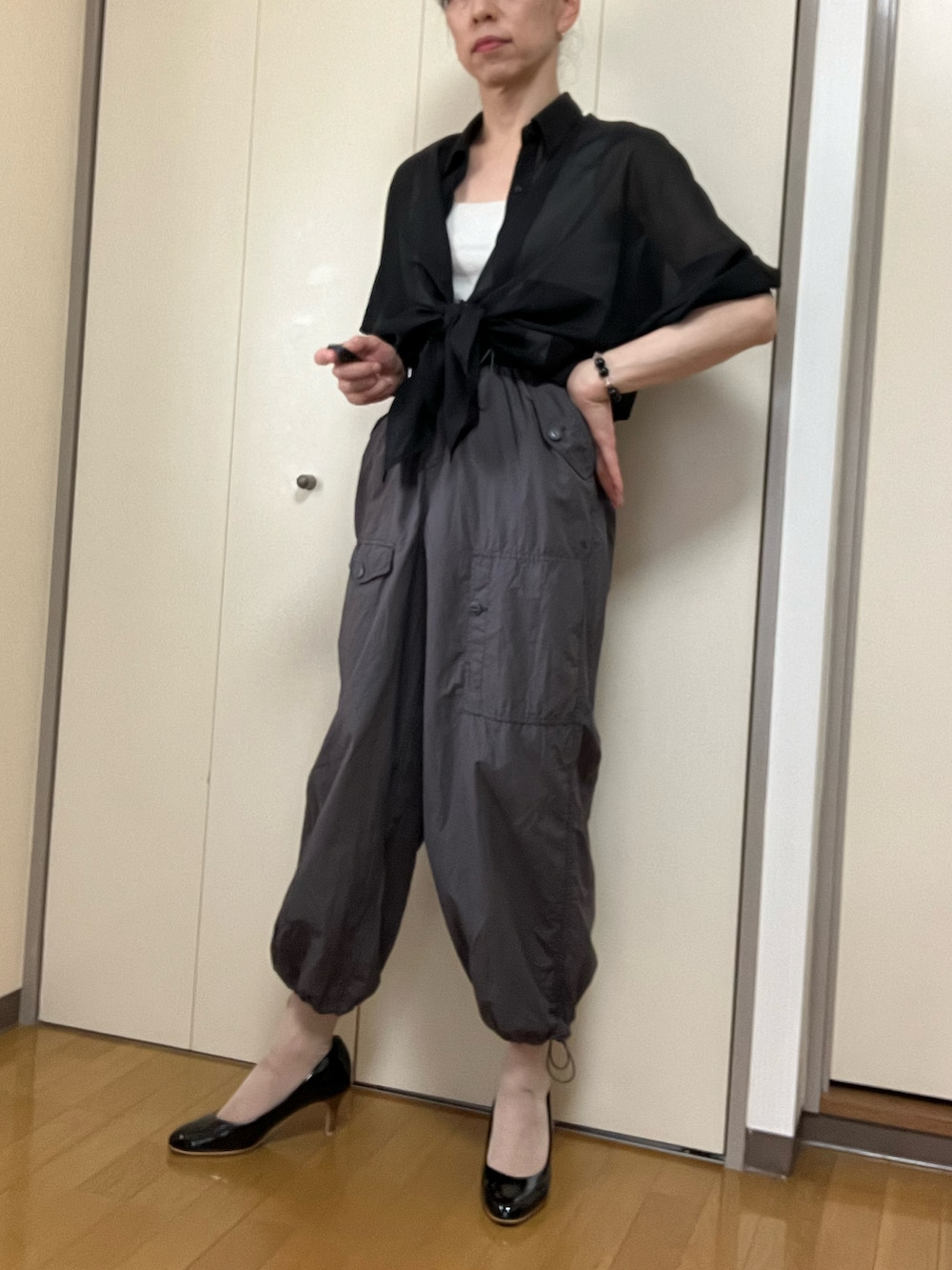 「sureveのアイテム（シャツ/ブラウス、ブラック系）」を使った、香(kou)さん（メンズ・170cm）の夏コーディネートの2枚目の写真