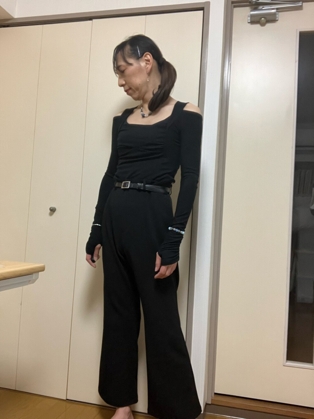 「GUのアイテム（パンツ、ブラック系）」を使った、香(kou)さん（メンズ・170cm）の春コーディネートの3枚目の写真