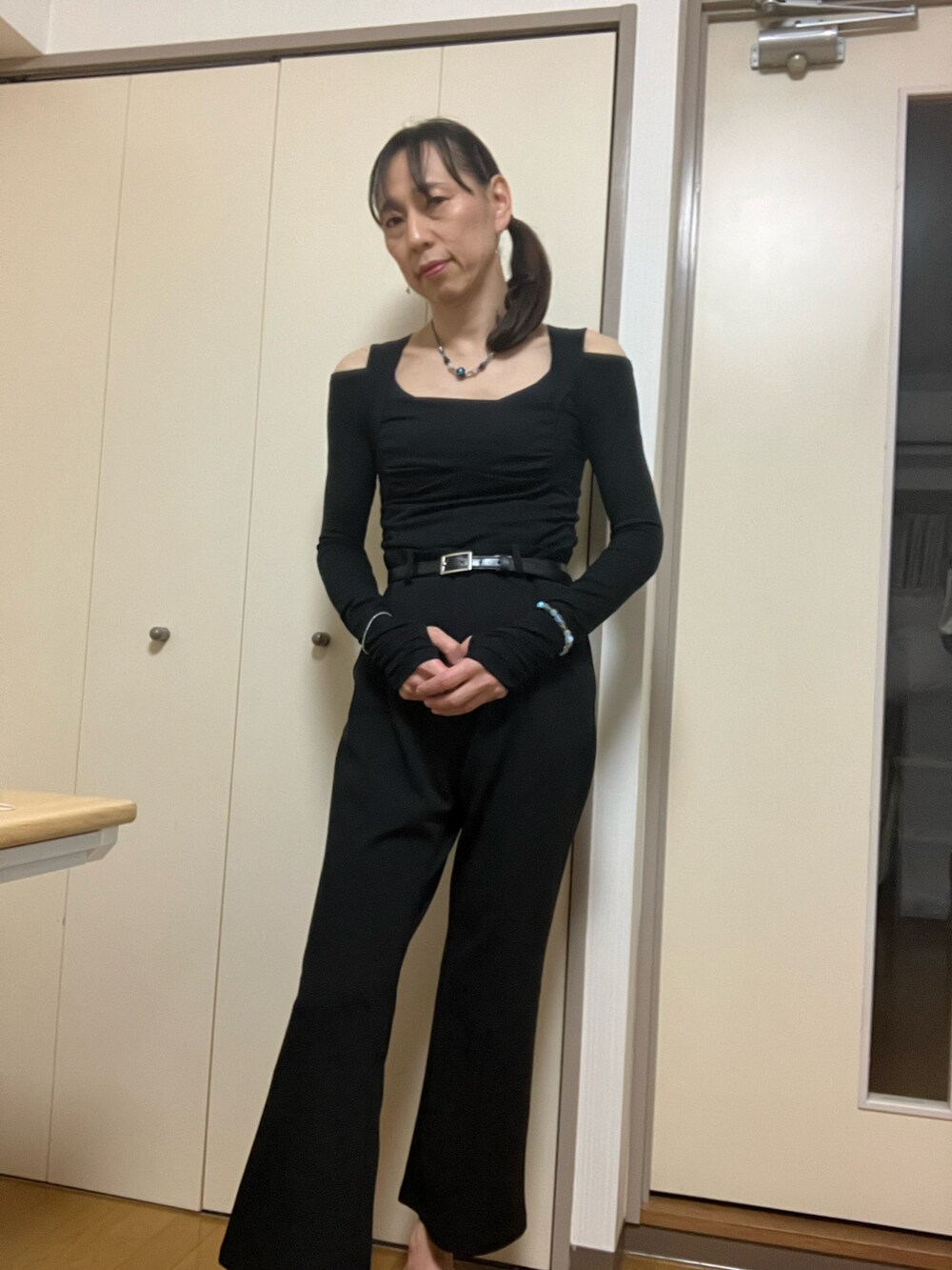 「GUのアイテム（パンツ、ブラック系）」を使った、香(kou)さん（メンズ・170cm）の春コーディネートの2枚目の写真