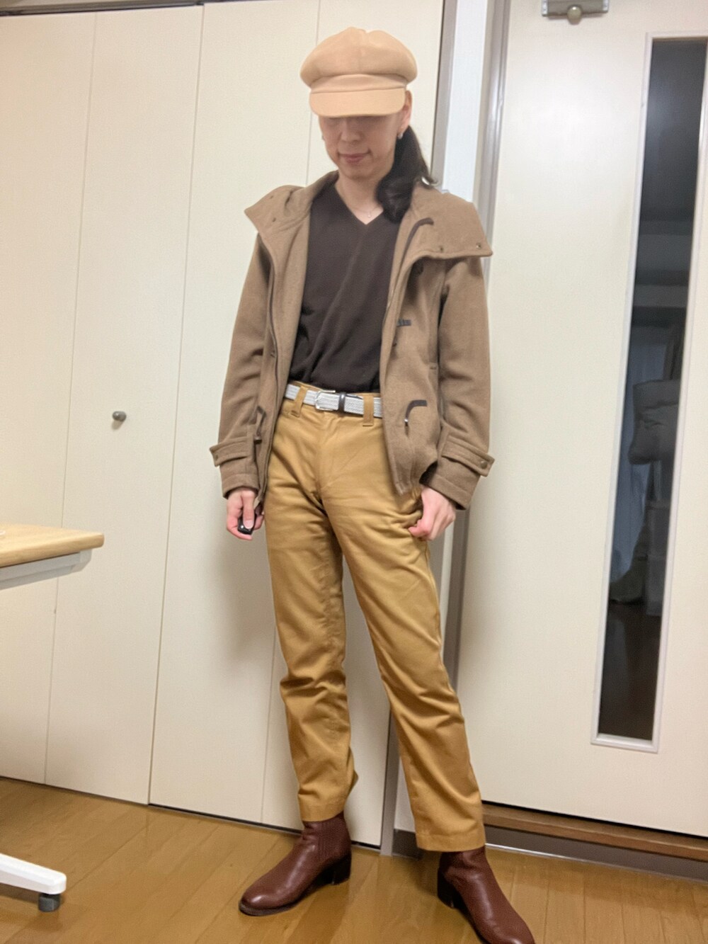 「Dickiesのアイテム（パンツ、ブラウン系）」を使った、香(kou)さん（メンズ・170cm）の春コーディネートの3枚目の写真