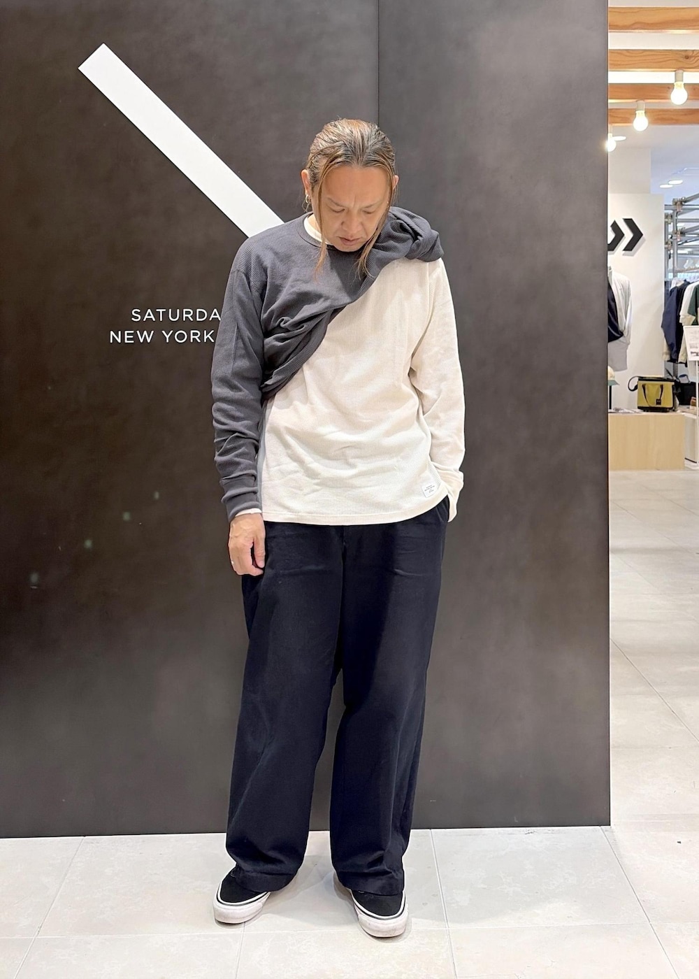 グレー系のTシャツ/カットソーを着用したメンズの秋コーディネートの8枚目の写真