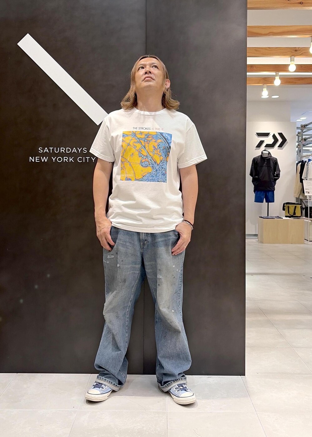 ブルー系のデニムパンツ、ホワイト系のTシャツ/カットソーを着用したメンズの夏コーディネートの2枚目の写真