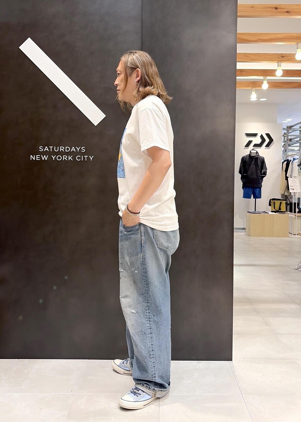 ブルー系のデニムパンツ、ホワイト系のTシャツ/カットソーを着用したメンズの夏コーディネートの4枚目の写真