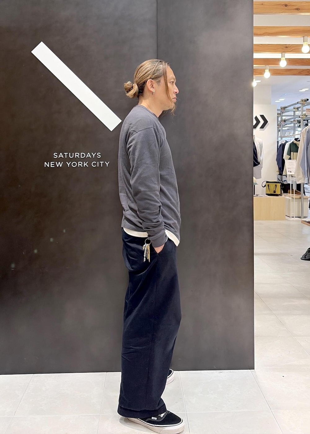 グレー系のTシャツ/カットソーを着用したメンズの秋コーディネートの3枚目の写真