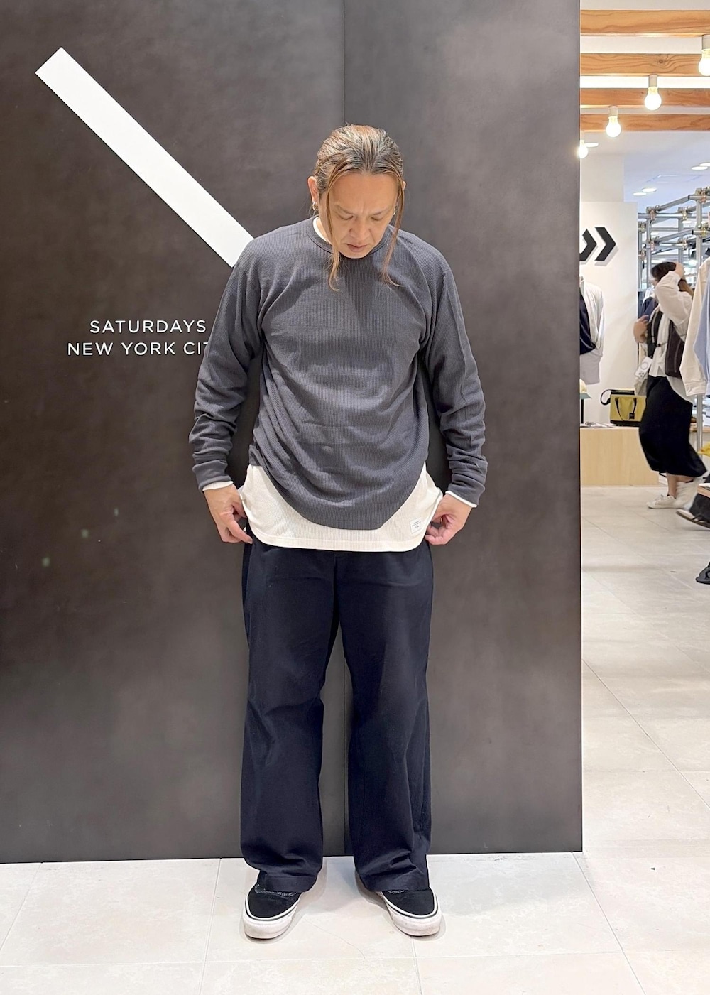 グレー系のTシャツ/カットソーを着用したメンズの秋コーディネートの7枚目の写真