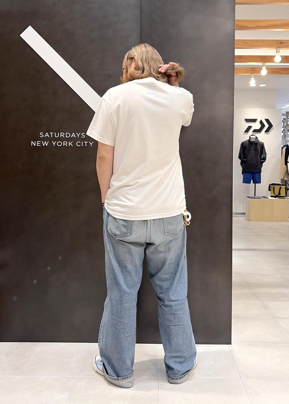 ブルー系のデニムパンツ、ホワイト系のTシャツ/カットソーを着用したメンズの夏コーディネートの5枚目の写真