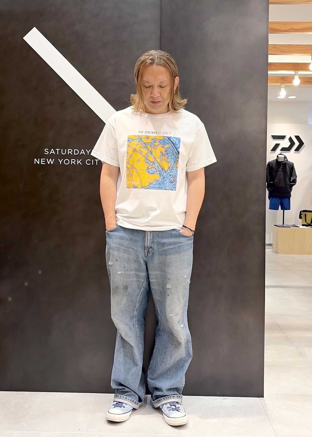 ブルー系のデニムパンツ、ホワイト系のTシャツ/カットソーを着用したメンズの夏コーディネートの3枚目の写真