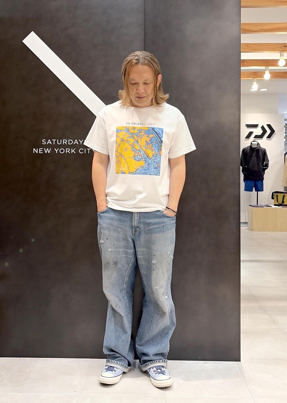 ブルー系のデニムパンツ、ホワイト系のTシャツ/カットソーを着用したメンズの夏コーディネートの7枚目の写真