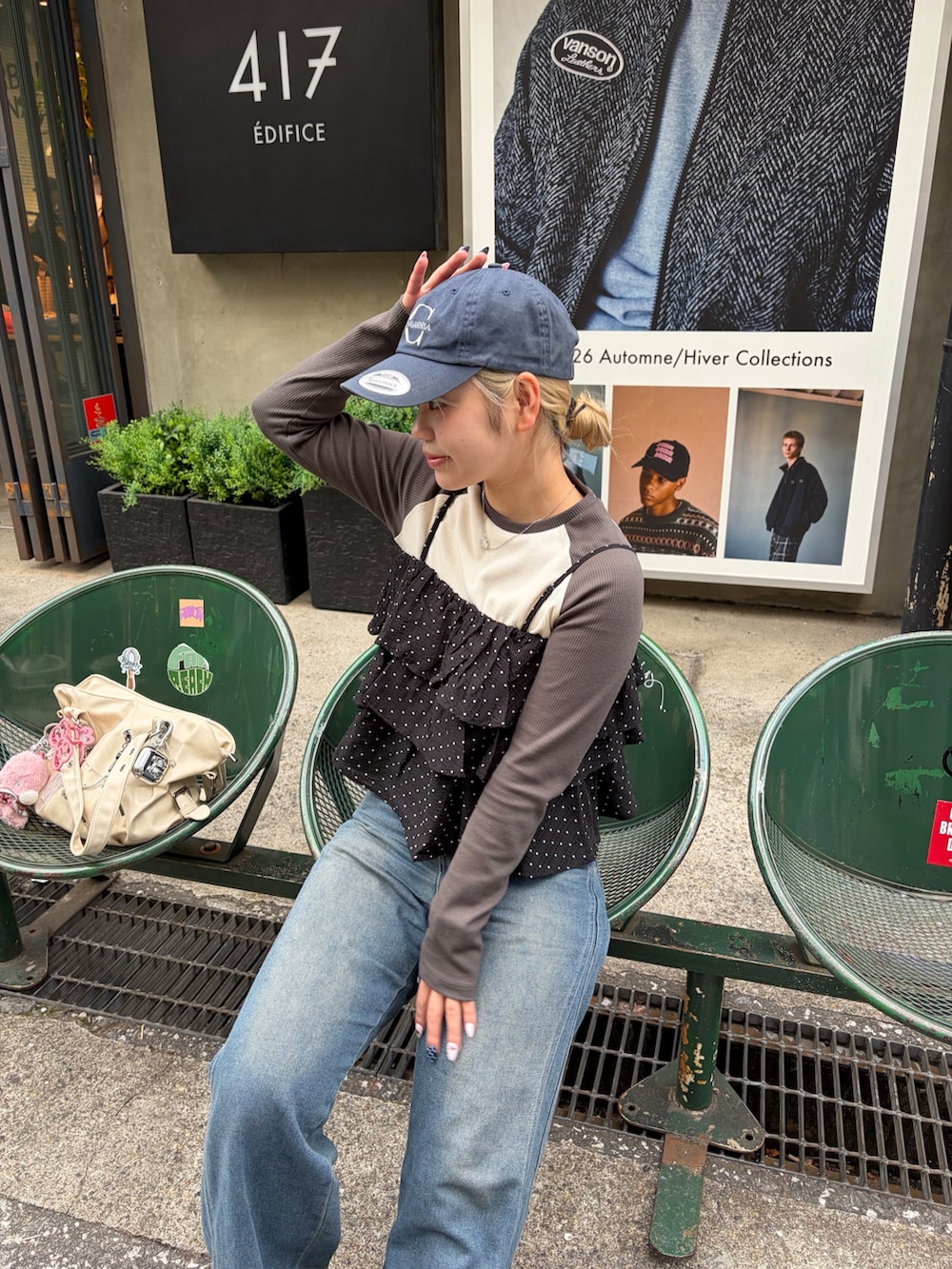 ブラック系のシャツ/ブラウス、ブルー系のデニムパンツ、ホワイト系のTシャツ/カットソーを着用したレディースの冬コーディネートの7枚目の写真