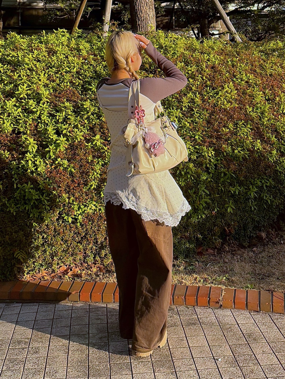 ホワイト系のワンピース、ホワイト系のTシャツ/カットソーを着用したレディースの冬コーディネートの2枚目の写真