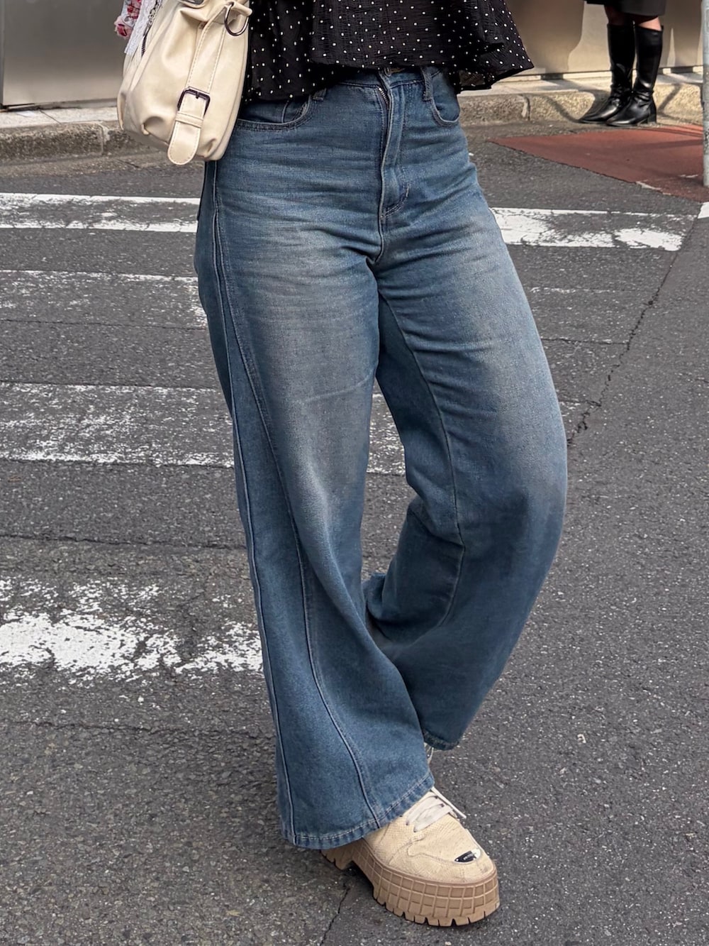 ブラック系のシャツ/ブラウス、ブルー系のデニムパンツ、ホワイト系のTシャツ/カットソーを着用したレディースの冬コーディネートの6枚目の写真