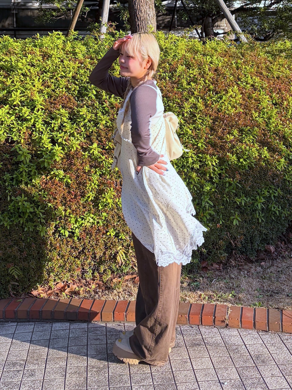 ホワイト系のワンピース、ホワイト系のTシャツ/カットソーを着用したレディースの冬コーディネートの3枚目の写真