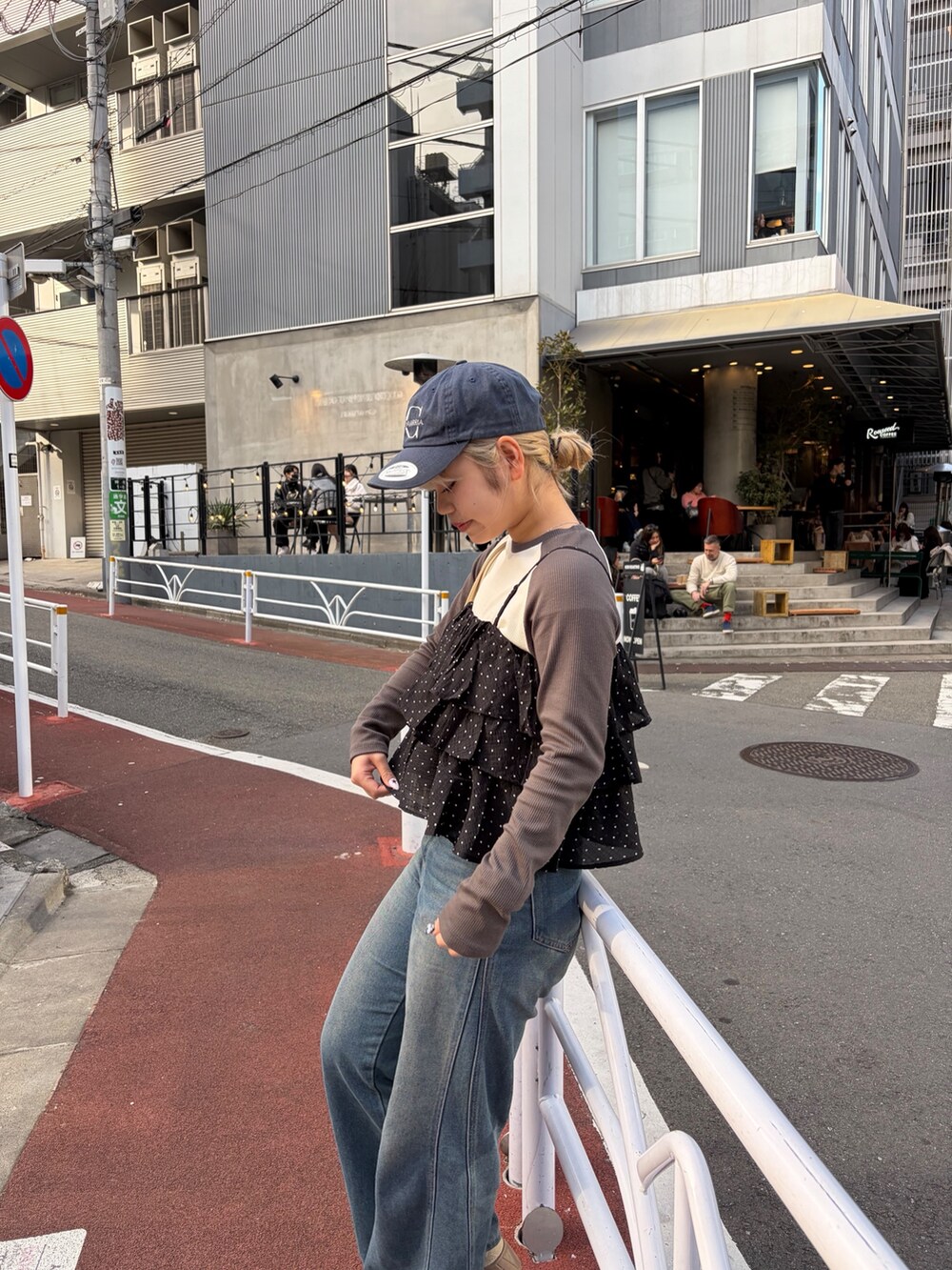 ブラック系のシャツ/ブラウス、ブルー系のデニムパンツ、ホワイト系のTシャツ/カットソーを着用したレディースの冬コーディネートの3枚目の写真