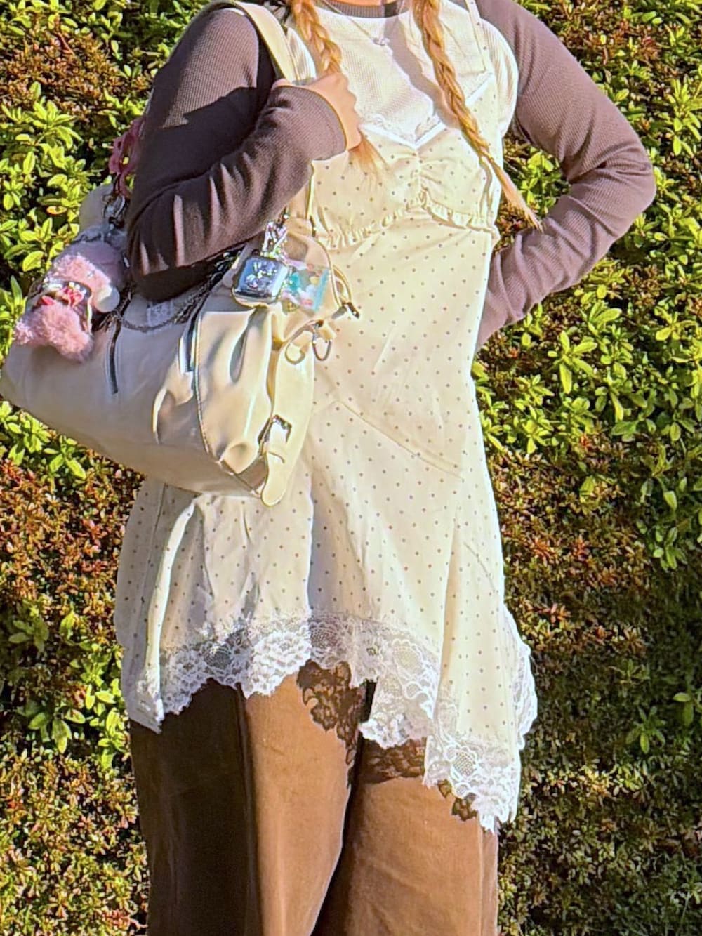 ホワイト系のワンピース、ホワイト系のTシャツ/カットソーを着用したレディースの冬コーディネートの5枚目の写真