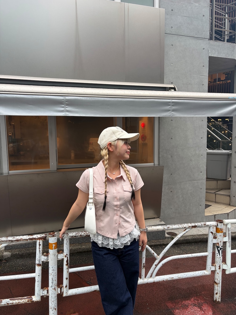 ピンク系のTシャツ/カットソー、ブルー系のデニムパンツを着用したレディースの夏コーディネートの4枚目の写真