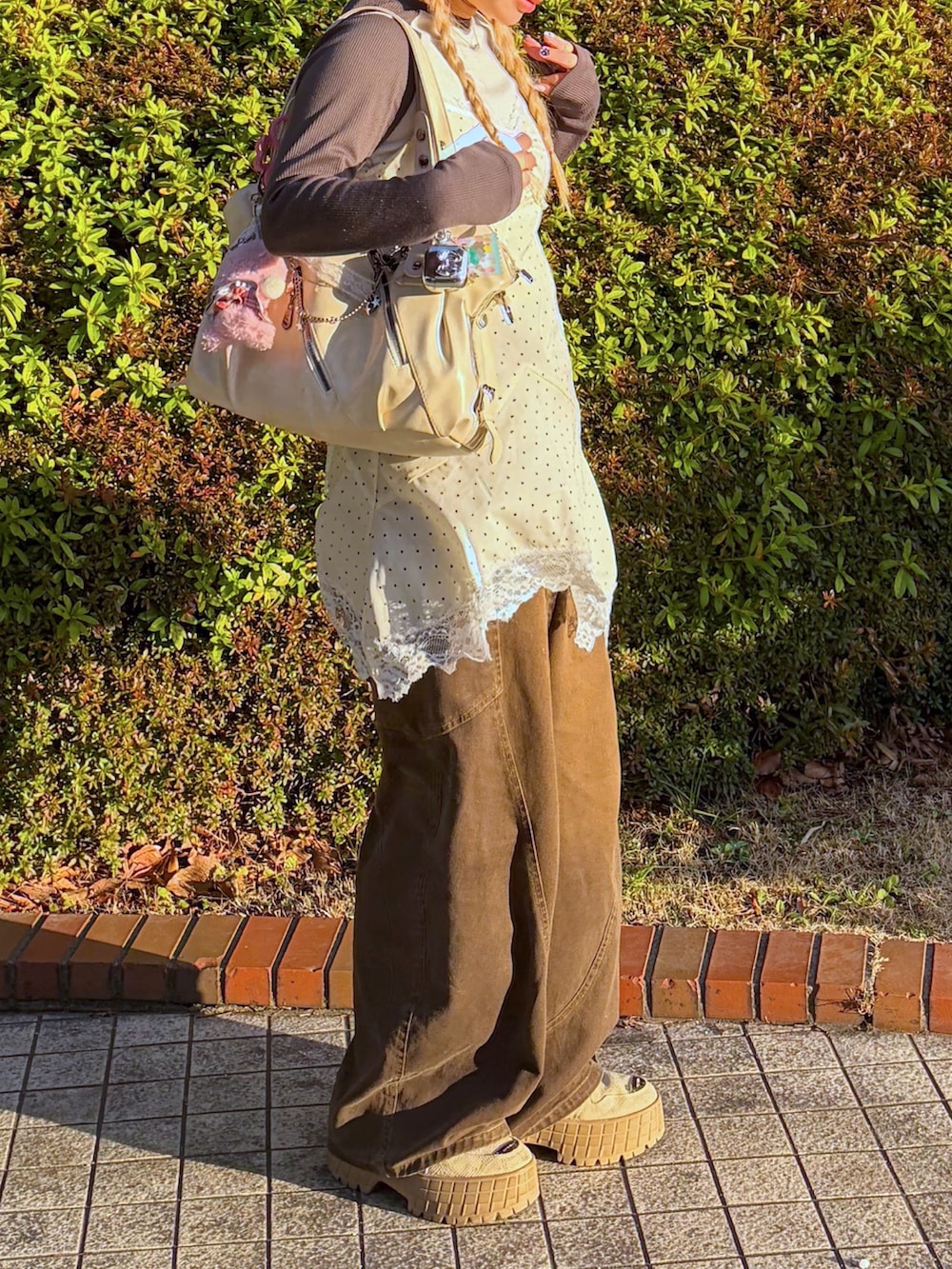 ホワイト系のワンピース、ホワイト系のTシャツ/カットソーを着用したレディースの冬コーディネートの4枚目の写真