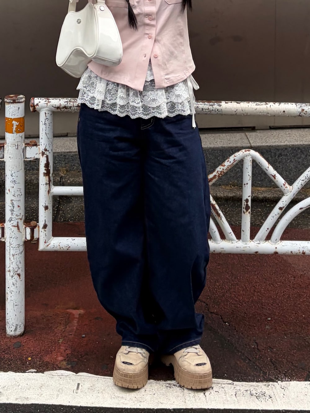 ピンク系のTシャツ/カットソー、ブルー系のデニムパンツを着用したレディースの夏コーディネートの3枚目の写真