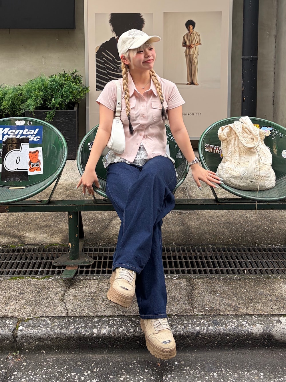 ピンク系のTシャツ/カットソー、ブルー系のデニムパンツを着用したレディースの夏コーディネートの6枚目の写真