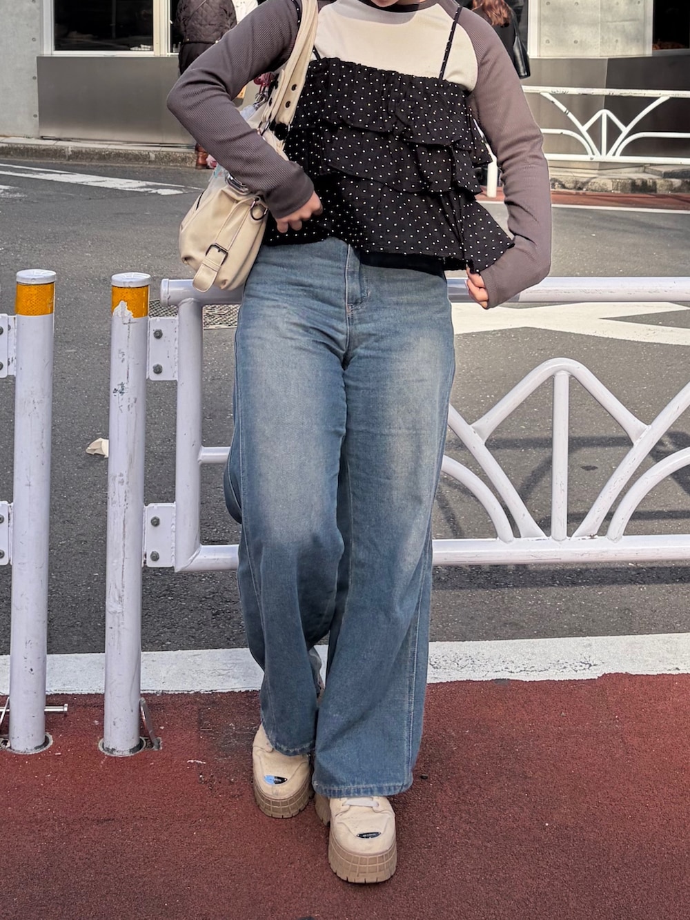 ブラック系のシャツ/ブラウス、ブルー系のデニムパンツ、ホワイト系のTシャツ/カットソーを着用したレディースの冬コーディネートの4枚目の写真