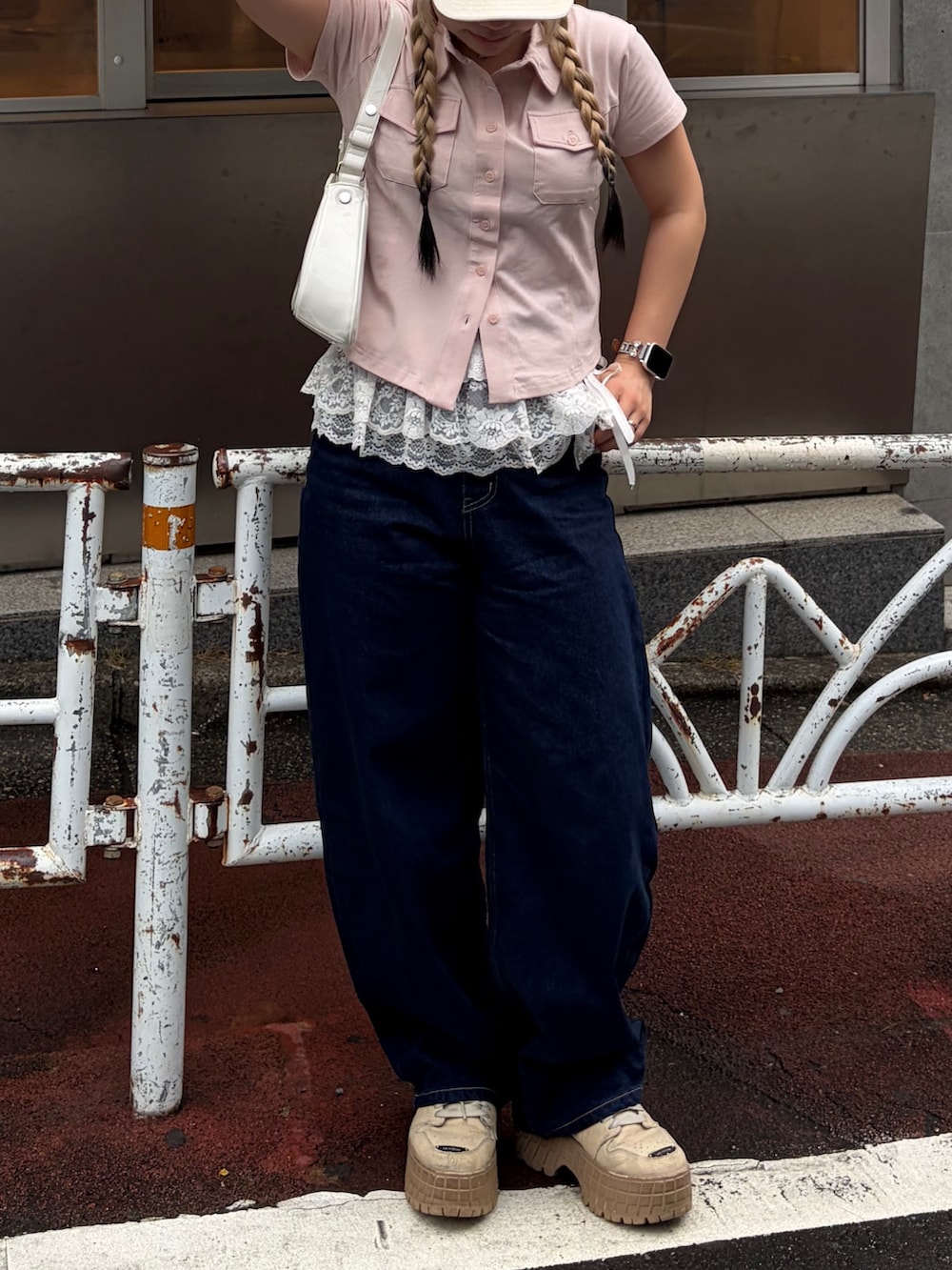 ピンク系のTシャツ/カットソー、ブルー系のデニムパンツを着用したレディースの夏コーディネートの5枚目の写真