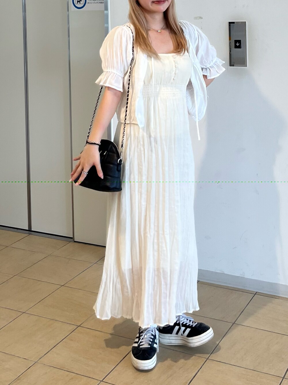 ホワイト系のシャツ/ブラウス、ホワイト系のワンピース、ホワイト系のキャミソールを着用したレディースの夏コーディネートの5枚目の写真