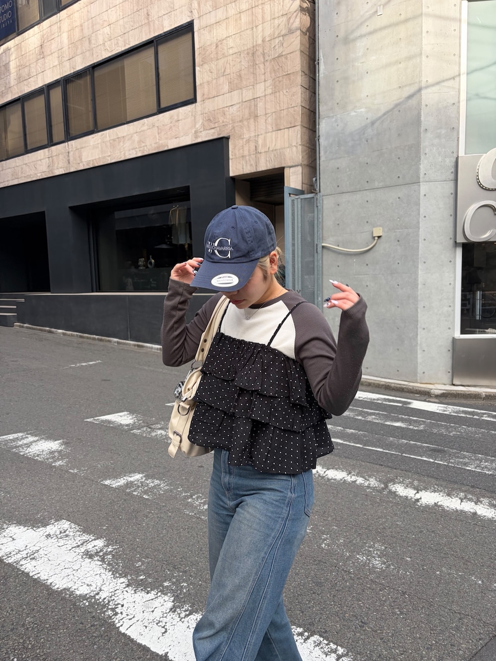 ブラック系のシャツ/ブラウス、ブルー系のデニムパンツ、ホワイト系のTシャツ/カットソーを着用したレディースの冬コーディネートの9枚目の写真