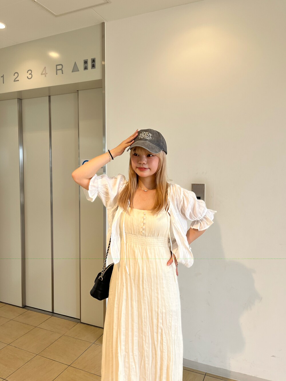 ホワイト系のシャツ/ブラウス、ホワイト系のワンピース、ホワイト系のキャミソールを着用したレディースの夏コーディネートの4枚目の写真