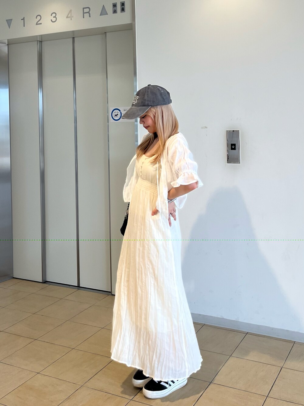 ホワイト系のシャツ/ブラウス、ホワイト系のワンピース、ホワイト系のキャミソールを着用したレディースの夏コーディネートの2枚目の写真