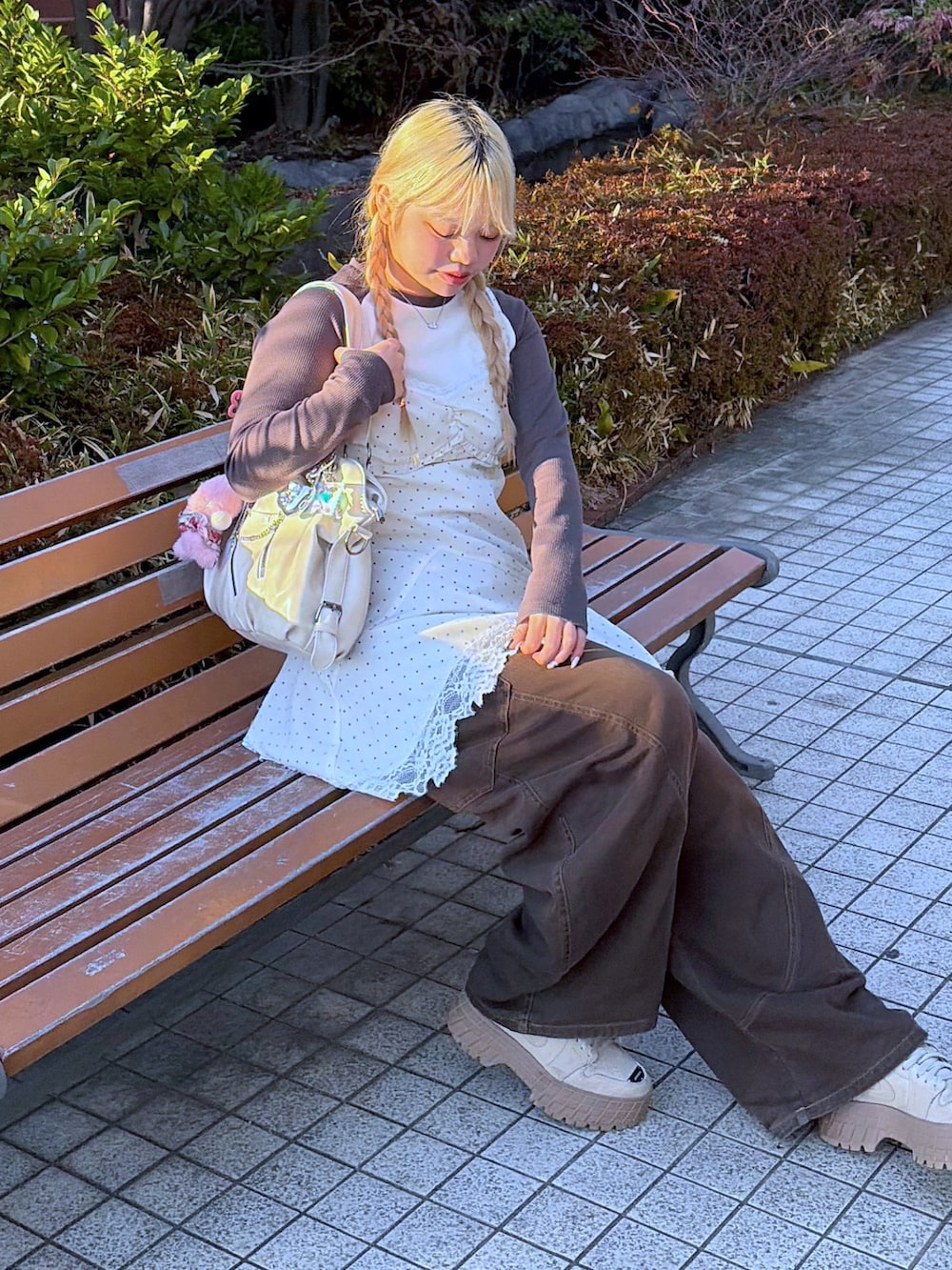 ホワイト系のワンピース、ホワイト系のTシャツ/カットソーを着用したレディースの冬コーディネートの7枚目の写真