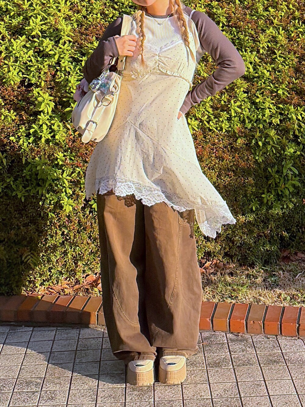 ホワイト系のワンピース、ホワイト系のTシャツ/カットソーを着用したレディースの冬コーディネートの6枚目の写真