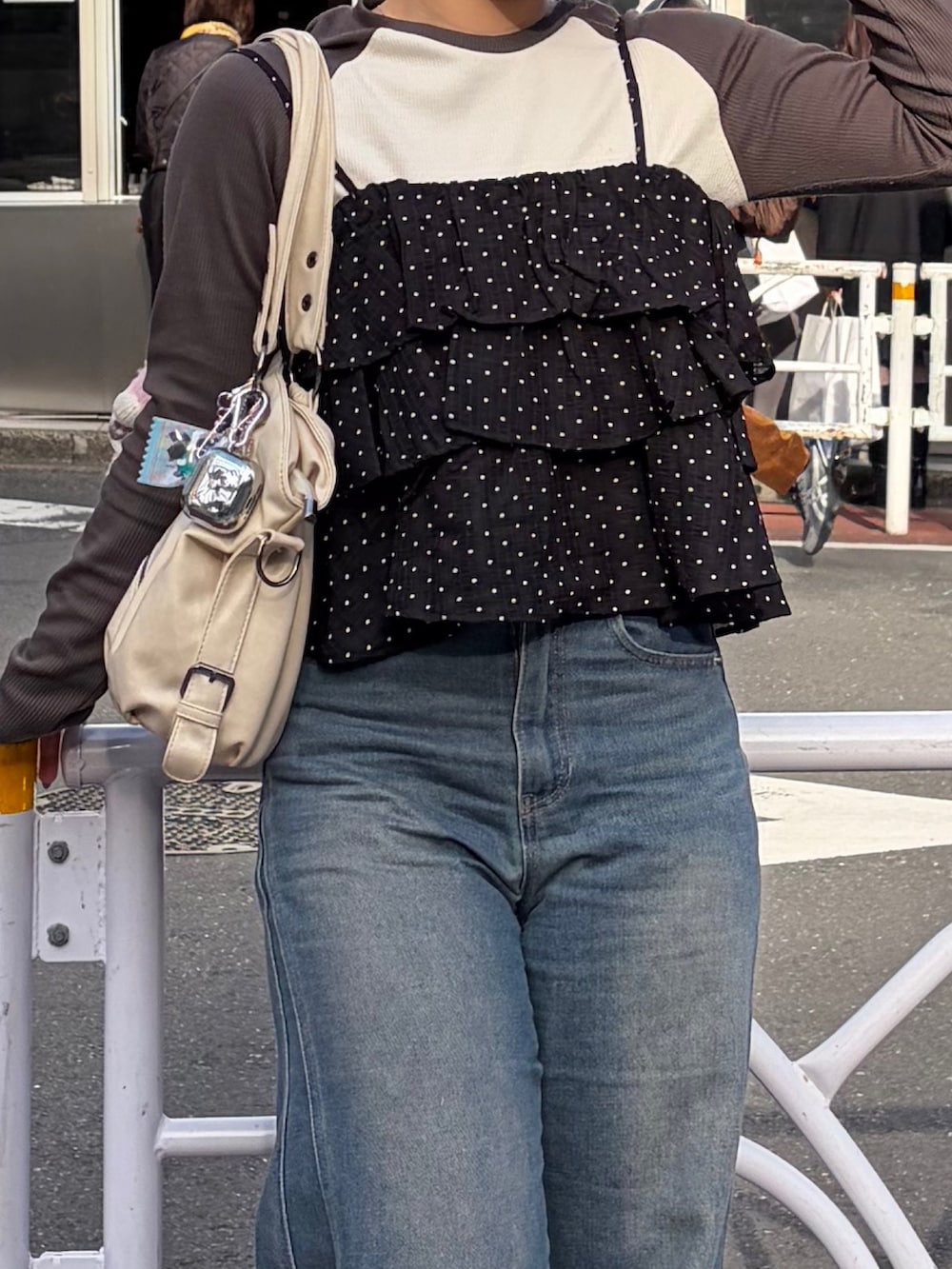 ブラック系のシャツ/ブラウス、ブルー系のデニムパンツ、ホワイト系のTシャツ/カットソーを着用したレディースの冬コーディネートの5枚目の写真