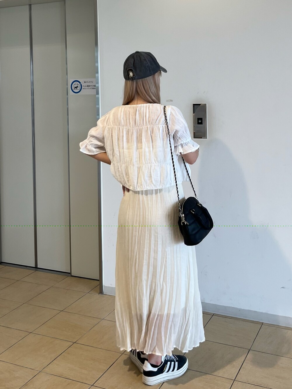 ホワイト系のシャツ/ブラウス、ホワイト系のワンピース、ホワイト系のキャミソールを着用したレディースの夏コーディネートの3枚目の写真