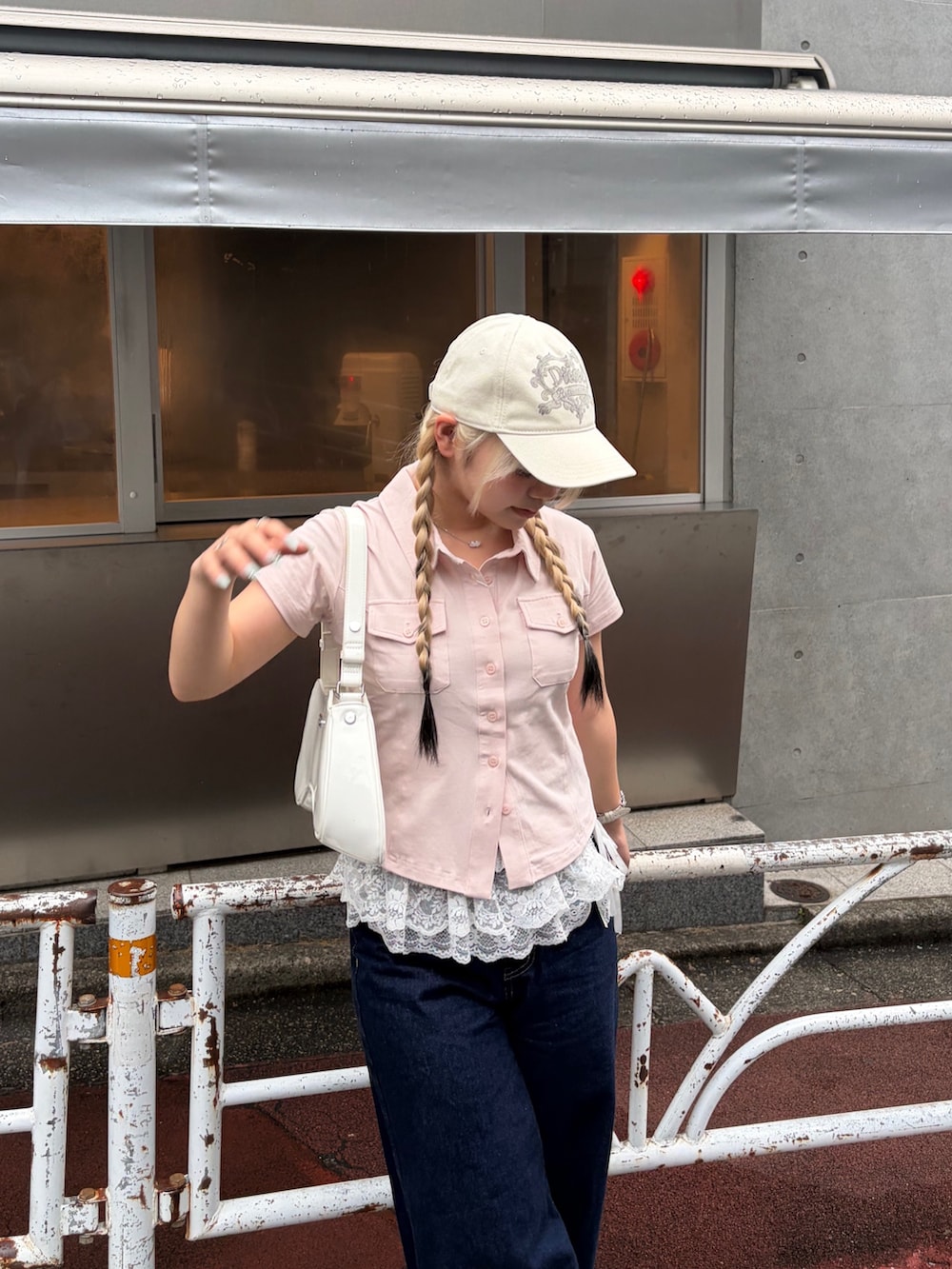 ピンク系のTシャツ/カットソー、ブルー系のデニムパンツを着用したレディースの夏コーディネートの2枚目の写真