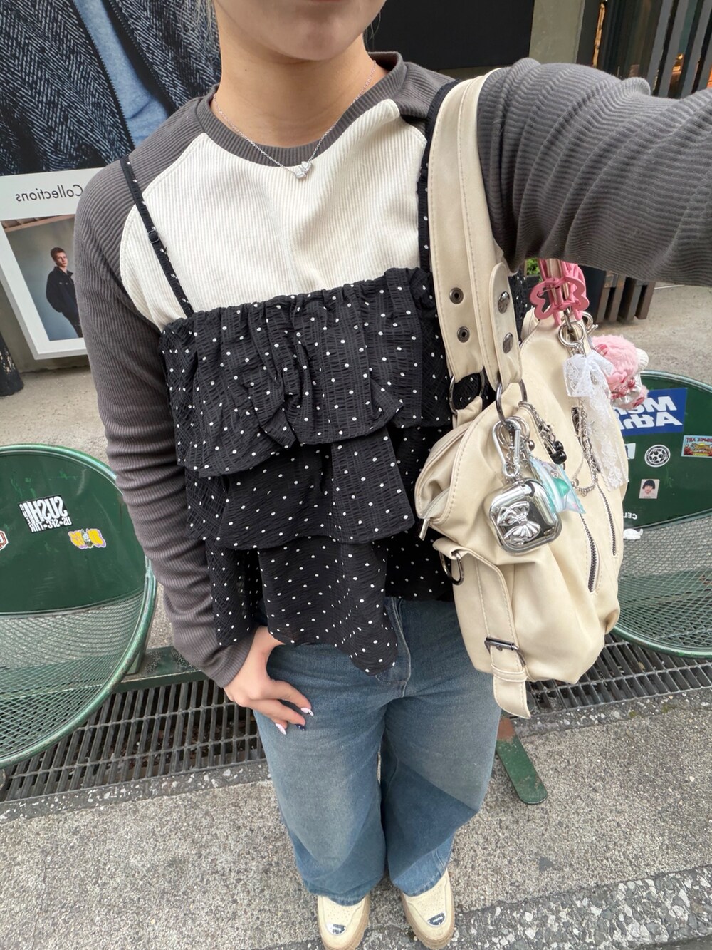 ブラック系のシャツ/ブラウス、ブルー系のデニムパンツ、ホワイト系のTシャツ/カットソーを着用したレディースの冬コーディネートの8枚目の写真