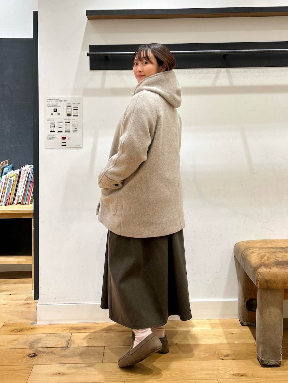 ホワイト系のTシャツ/カットソー、ホワイト系のTシャツ/カットソー、ブラウン系のスカートを着用したレディースの冬コーディネートの10枚目の写真