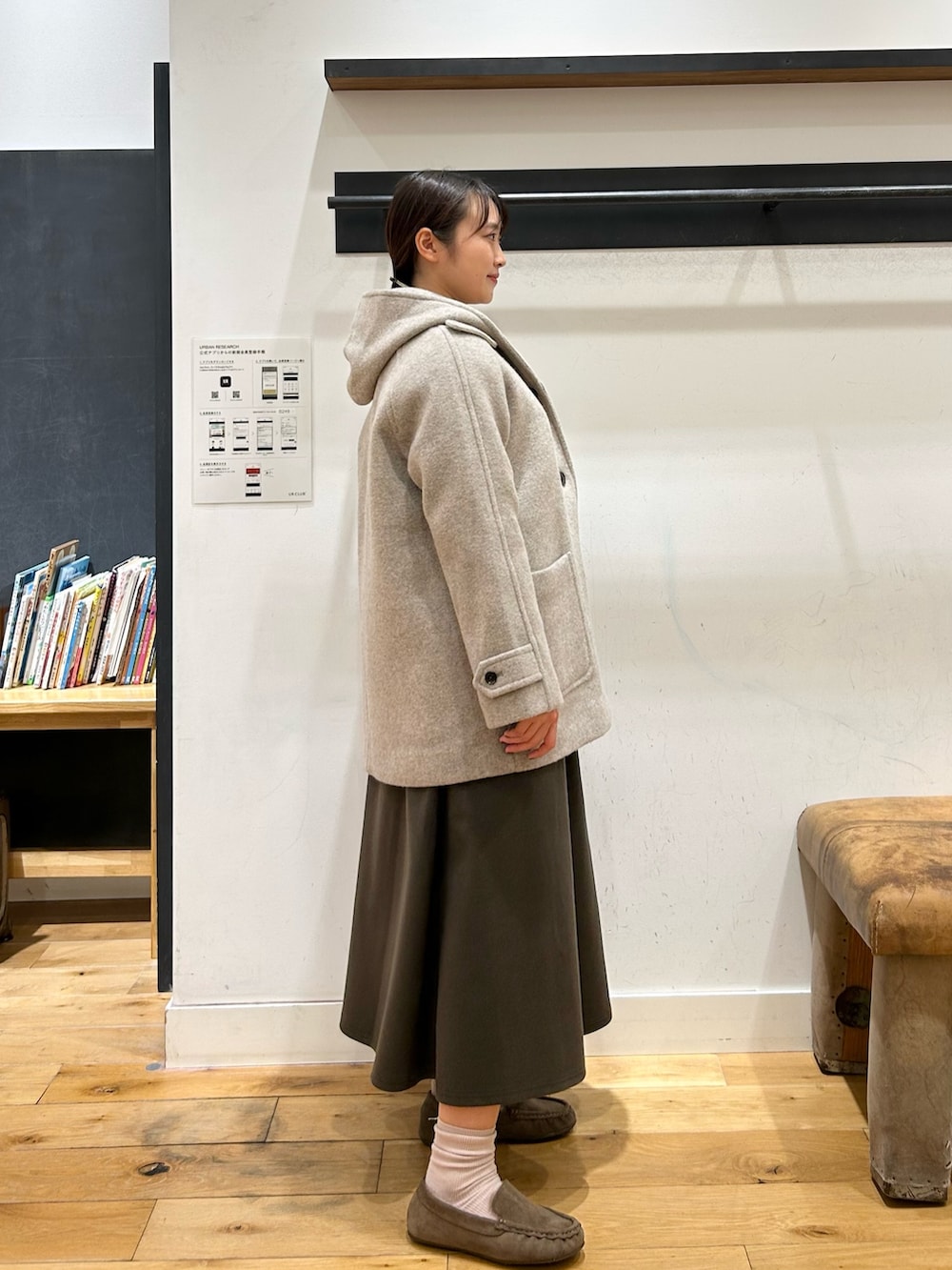 ホワイト系のTシャツ/カットソー、ホワイト系のTシャツ/カットソー、ブラウン系のスカートを着用したレディースの冬コーディネートの9枚目の写真