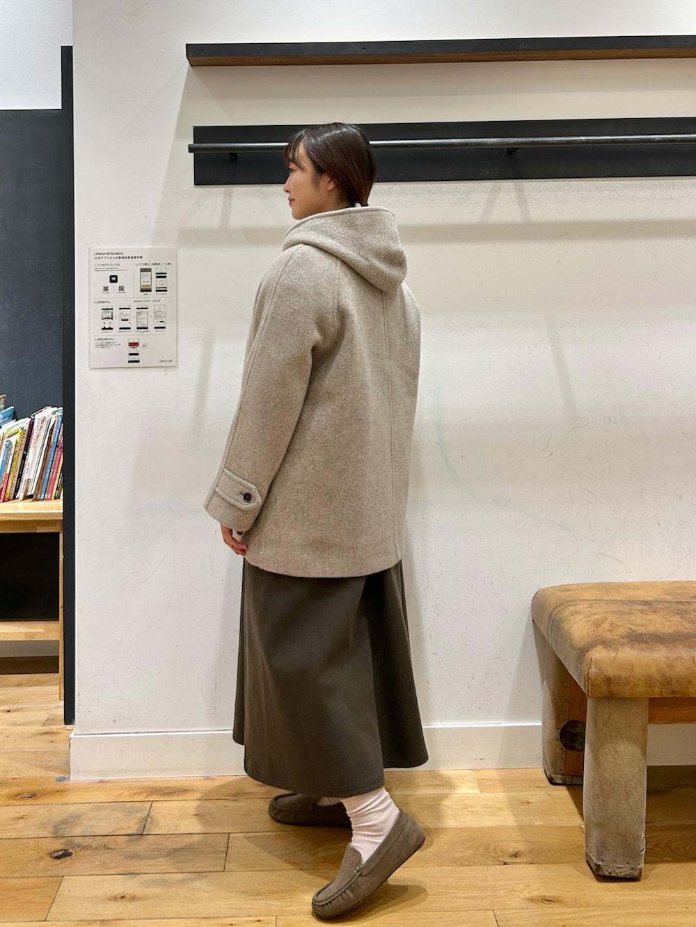 ホワイト系のTシャツ/カットソー、ホワイト系のTシャツ/カットソー、ブラウン系のスカートを着用したレディースの冬コーディネートの7枚目の写真