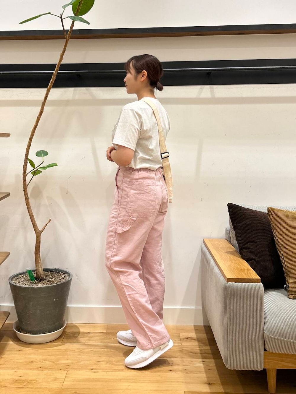 「カジュアル、doors、低身長コーデ、骨格ストレート、ストレート×イエベ秋、ストレート×ブルベ冬、私のイチ推しブランド、ストレート×カジュアル、夏カラーコーデ、カジュアル派のtシャツコーデ、私が選ぶセールアイテム25ss」｜「URBAN RESEARCH DOORSのウォッシャブルミニショルダーバッグ（ショルダーバッグ、ホワイト系）」を使った、kannanomさん（レディース・155cm）の夏コーディネートの2枚目の写真