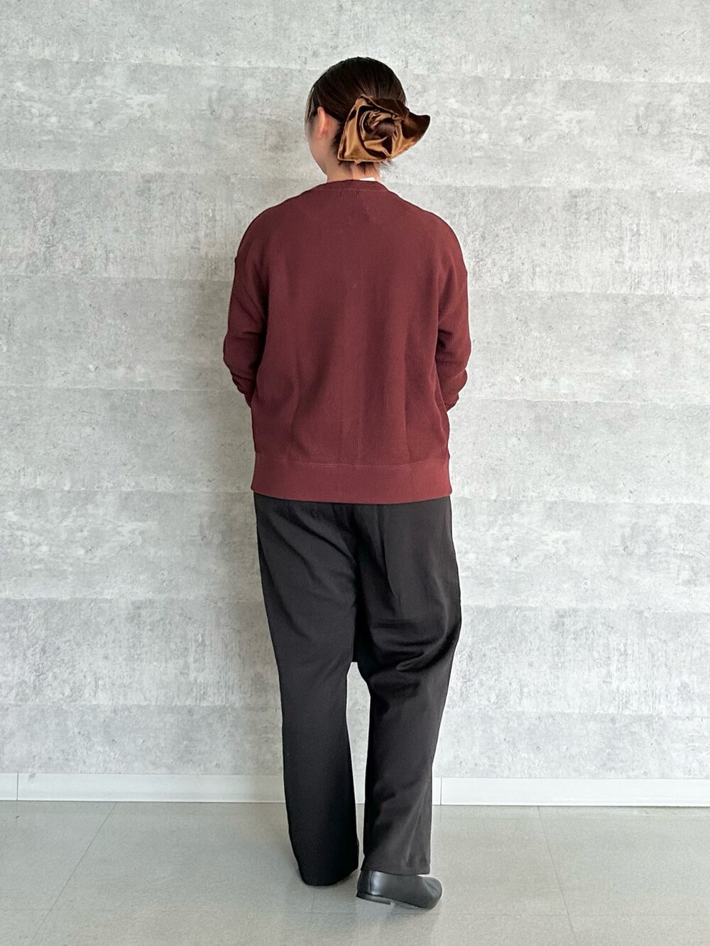 レッド系のショルダーバッグ、ブラック系のその他パンツ、ブラック系のパンプスを着用したレディースの秋コーディネートの4枚目の写真