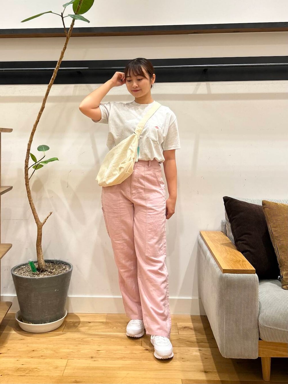 「カジュアル、doors、低身長コーデ、骨格ストレート、ストレート×イエベ秋、ストレート×ブルベ冬、私のイチ推しブランド、ストレート×カジュアル、夏カラーコーデ、カジュアル派のtシャツコーデ、私が選ぶセールアイテム25ss」｜「URBAN RESEARCH DOORSのウォッシャブルミニショルダーバッグ（ショルダーバッグ、ホワイト系）」を使った、kannanomさん（レディース・155cm）の夏コーディネートの5枚目の写真